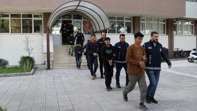 Türkiye'de İki İlde 21 Düzensiz Göçmen Yakalandı: Detaylar ve Gelişmeler