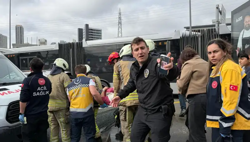Metrobüs Çarpışması: İstanbul'da Feci Kaza, Yaralılar ve Seferler Durduruldu