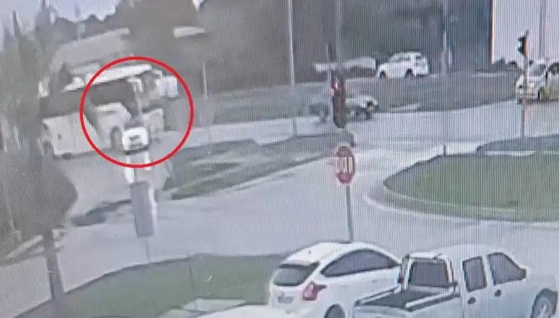 Kırmızı Işıkta Durdu, Yolcu Otobüsü Kaza Yaptı: Şok Edici Görüntüler