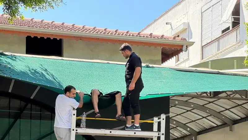 Dengesini Kaybedip Balkondan Düşen Ünlü İsim Hastaneye Kaldırıldı