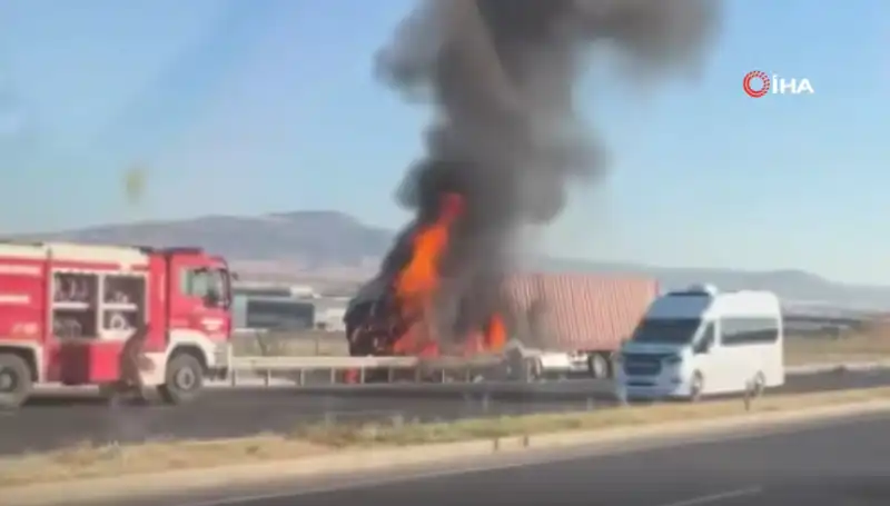Ankara'da Alev Alev Yanan TIR Kazası, Trafiği Kilitledi