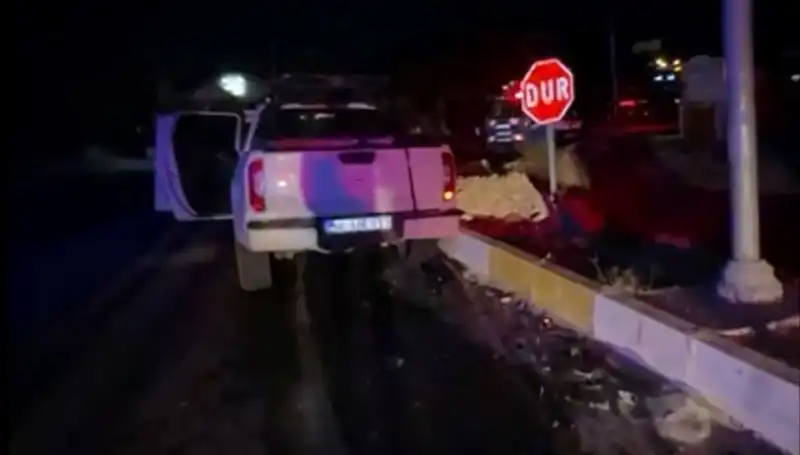İzmir'de Feci Kaza: Kamyonetle Hafif Ticari Araç Çarpıştı, 7 Yaralı