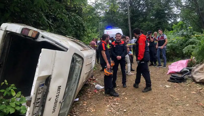 Rize'de Mini Otobüs Kazası: Yamaçtan Yuvarlanma Sonucu İki Can Gitti
