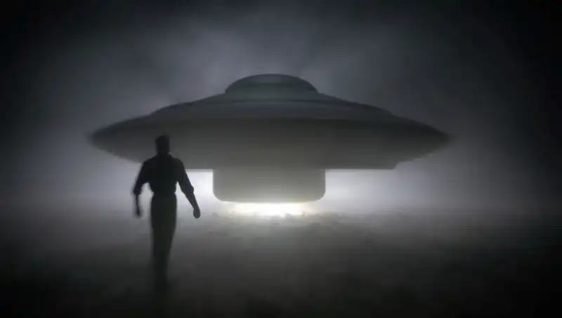 UFO Uzmanı, Uzaylıların İnsanları Hedef Aldığını Açıkladı
