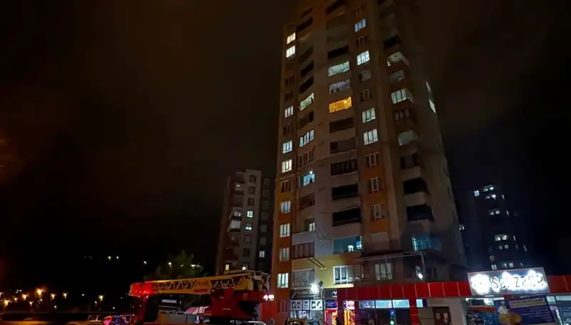 Apartmanın Çatısına Düşen Yıldırım, Komşuları Şaşkına Çevirdi