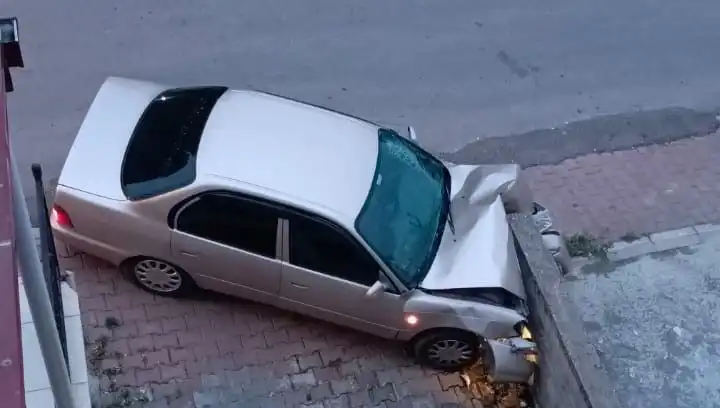 Araba Kontrolü Kaybeden Ünlü İsim, Duvara Çarparak Korku Dolu Anlar Yaşadı