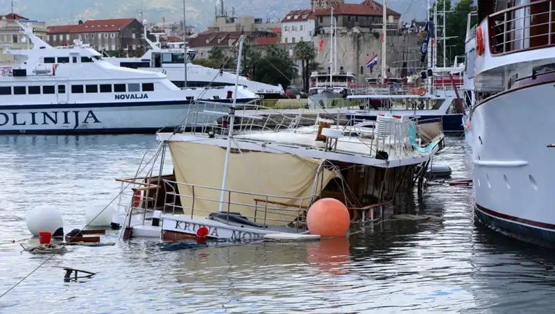 Hırvatistan'daki Şiddetli Fırtına: Feribotun Çarptığı Gemi Battı