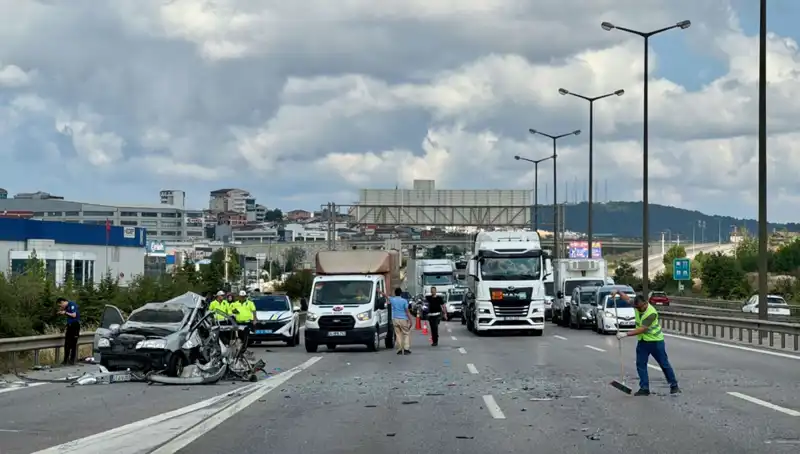 Otoyolda Trafiği Alt Üst Eden Kaza: Üç Kişi Araçta Mahsur Kaldı!