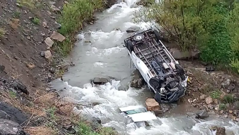 Hakkari'de Korkunç Kaza: Minibüs Devrildi, İki Hayat Kaybı!