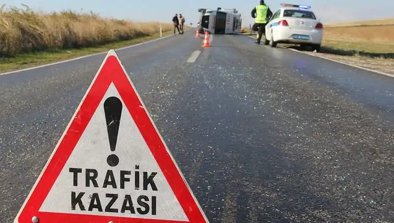 Otomobil Servis Minibüsüne Çarptı: 8 Kişi Yaralandı, 6’sı Çocuk!