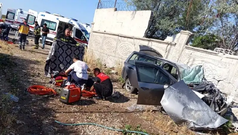 Lastiği Patlayan Araç İstinat Duvarına Çarptı: En Acı Kaza