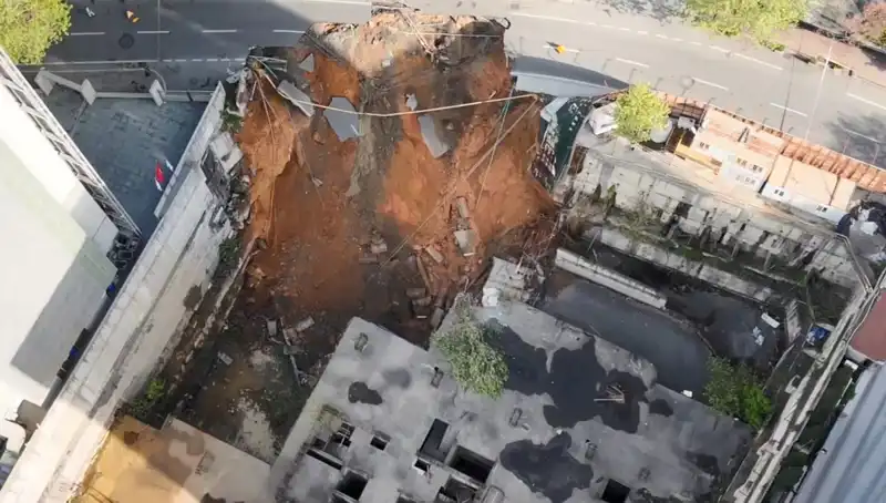 Sarıyer'de Şok Edici Gelişme: Yol Çöktü, Cadde Trafiğe Kapandı!
