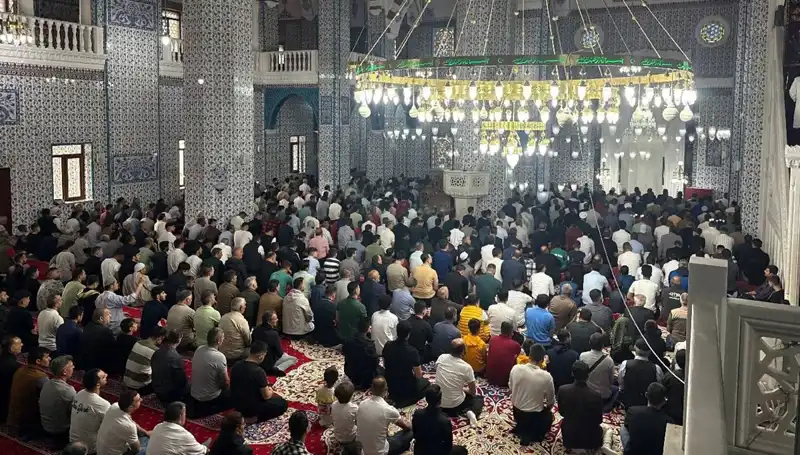 İğdır'da İlk Bayram Namazı Coşkuyla Kılındı, Vatandaşlar Duygusal Anlar Yaşadı