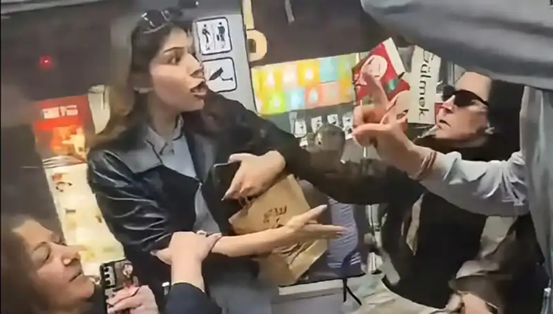 Kadınlar Tramvayda Yer Kavgasında Tekme Tokat: Olaylar Gelişiyor!