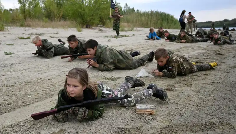 8 Yaşındaki Rus Savaşçılar Askeri Kampta: Çocuklar Savaş İçin Eğitiliyor!