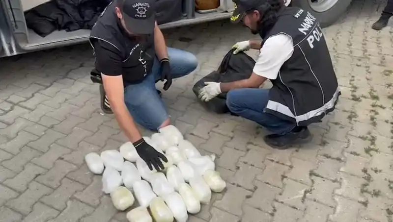 Yolcunun Valizinden Çıkan 13 Kilo Metamfetamin Şok Etti!