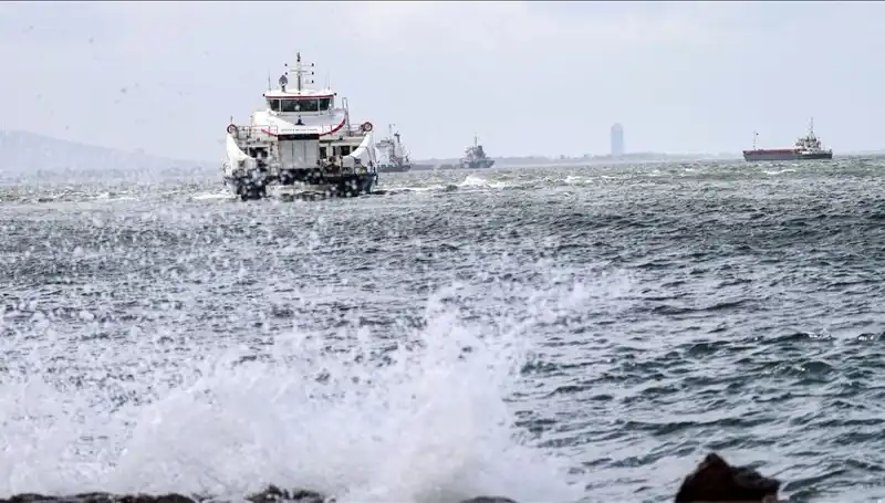 İzmir'de Vapur Seferleri Fırtınadan Dolayı Askıya Alındı!