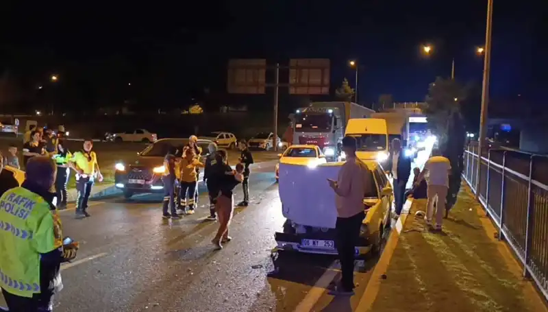 Otoyolda Şoke Eden Geri Dönüş Kazası: İkisi Çocuk Dört Yaralı!
