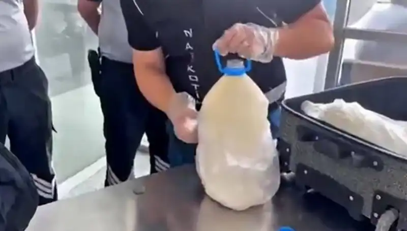 Havalimanında Şaşırtıcı Olay: Süt Şişesi İçinde 12 Kilo Uyuşturucu Ele Geçirildi