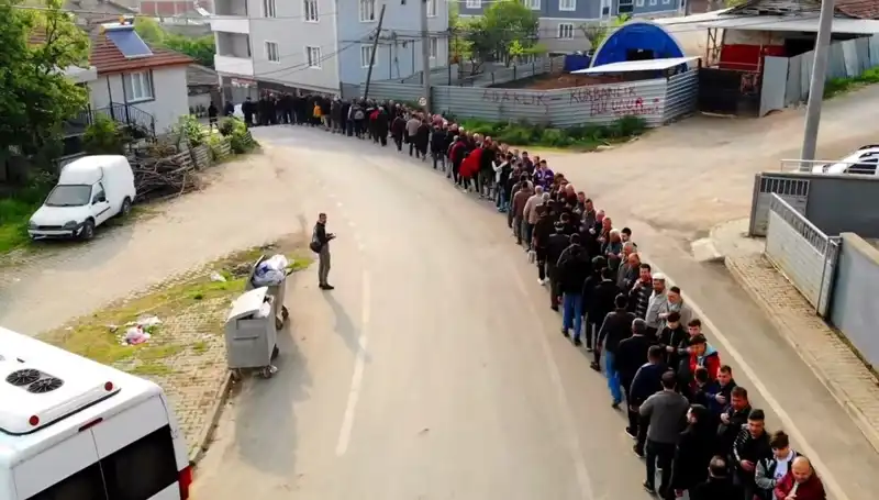 Bursa'daki Mahallede Geleneği Yaşatan 1 Kilometrelik Bayramlaşma Kuyruğu