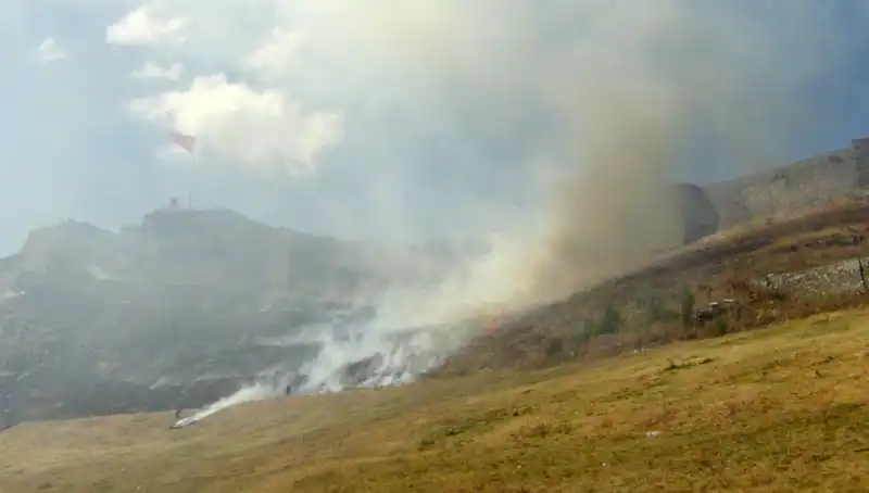 Kars Kalesi'nin Eteklerinde Patlak Veren Anız Yangını: Halk Endişeli!