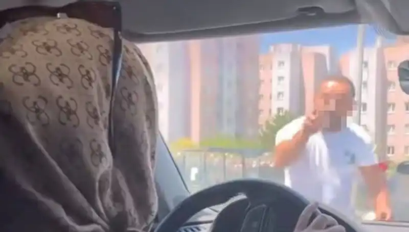 Trafikte Dehşet Anları: Önünü Kesen Araç, Yumruk Yedi!