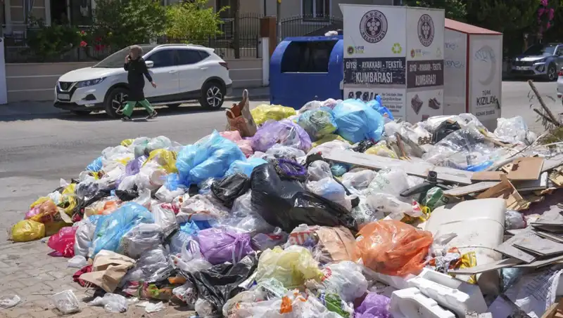 İzmir’de Göz Kamaştıran Manzara: Çöp Yığınları İsyanı!