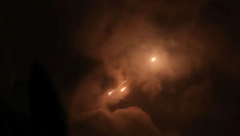 İran'ın Gece Saldırıları: Stratejik Füzelerin Zamanlama Sırları