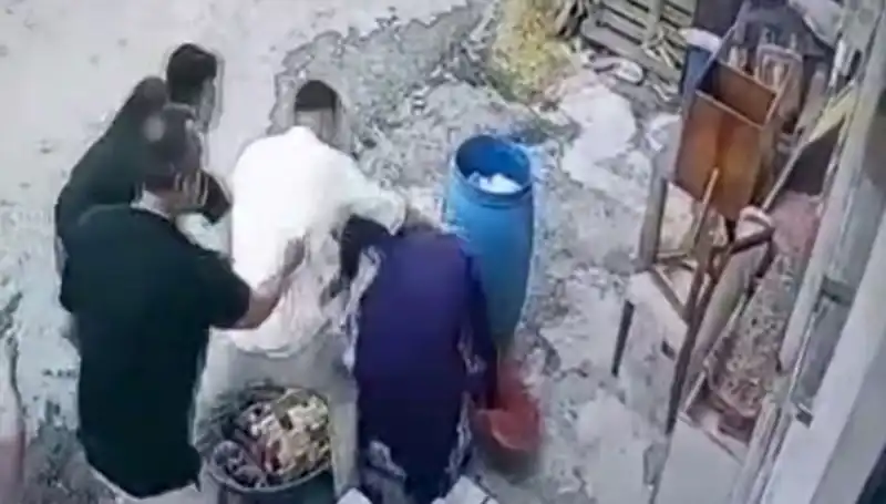 Başakşehir'de Baba ve Oğulun Kadına Şiddeti: Bidon Tartışması Korkuttu!