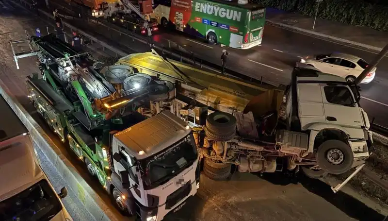 Moloz Yüklü Hafriyat Kamyonu Devrildi: Olay Yerinden İlk Görüntüler Geldi!