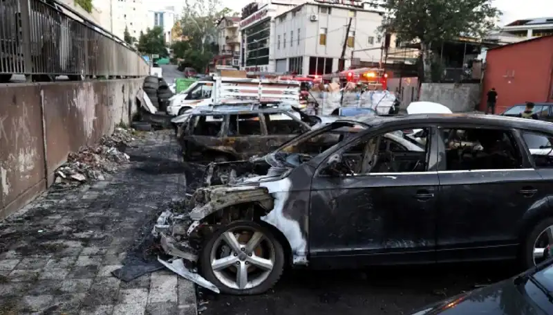 Sanayi Sitesinde Korkutan Yangın: Tamir Bekleyen Araçlar Alev Alev Yandı