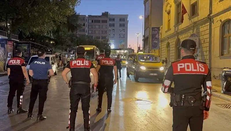 İstanbul'da Dört Saatte Yüzlerce Gözaltı: Asayiş Operasyonu Bütün Dikkatleri Üzerine Topladı