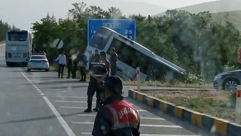 Isparta'da Tur Otobüsü ve Yolcu Otobüsü Çarpıştı: Yaralıların Durumu Ne?