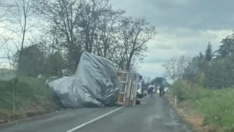 Tekirdağ’da Saman Yüklü TIR Devrildi: Bir Kişi Yaralandı