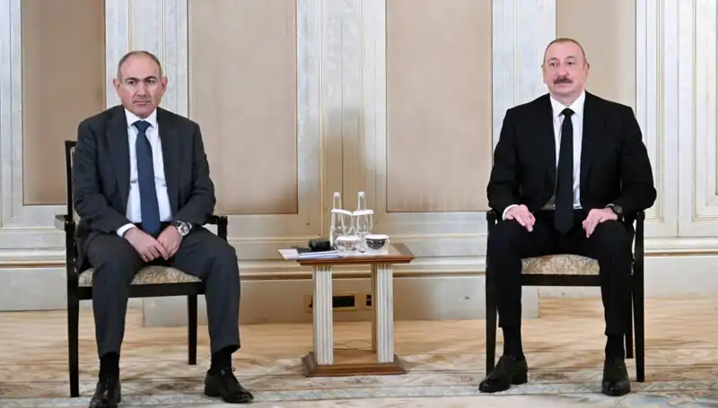 Aliyev ve Paşinyan: Abu Dabi'de Barışın Kapısını Aralayan Görüşme