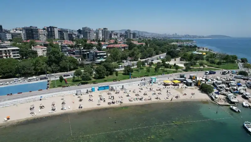 İstanbul'da Sıcak Havaların Etkisi: Caddebostan Sahili İnsan Kaynadı