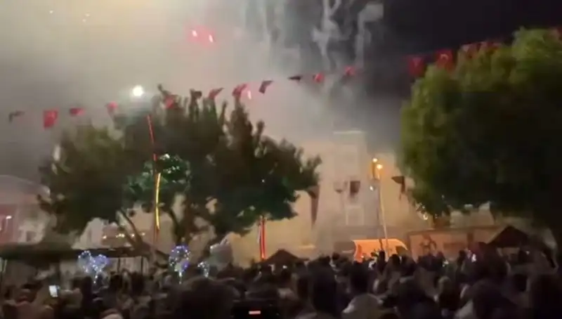 Havai Fişek Gösterisi Korkutan Anlara Sahne Oldu: Hastanelik Olanlar Var!