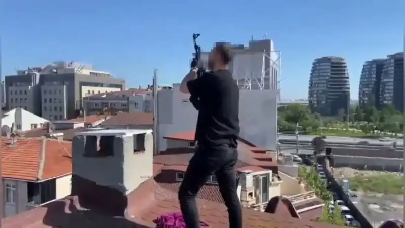 İstanbul’da Kaçak Operasyonu: Çatıdan Bacadan AK-47 Mermileri Fışkırdı