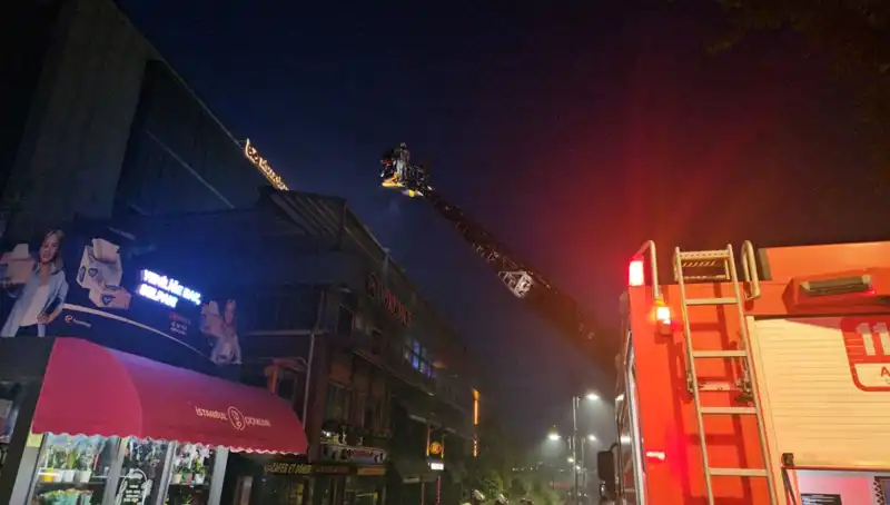 Beşiktaş'ta Yangın Paniği: 3 Katlı Restoran Alev Alev Yandı