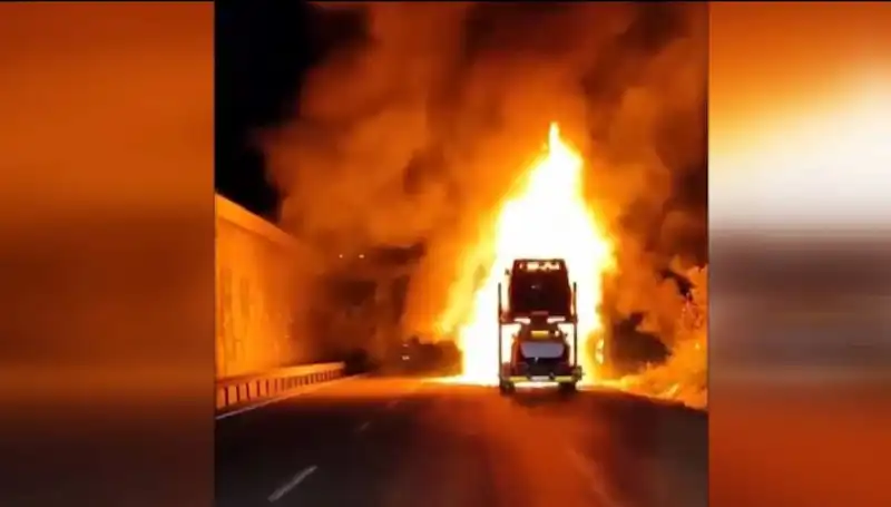 Otomobil Yüklü Tırda Korkunç Yangın: 8 Araç Alev Alev Yandı!