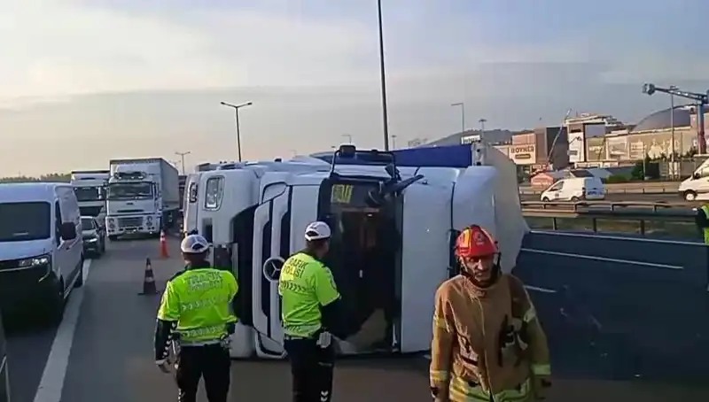 Pendik TEM Otoyolu'nda TIR Devrildi, Trafik Durma Noktasına Geldi!
