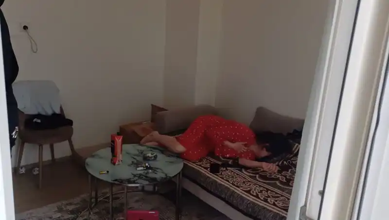 Dehşet Anları: Genç Adam, Birlikte Yaşadığı Kadına Korkunç Saldırıda Bulundu