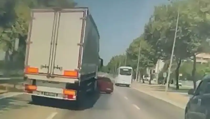 Bursa'da Köprüdeki Kör Noktada Feci Kaza: Olay Anı ve Yorumlar
