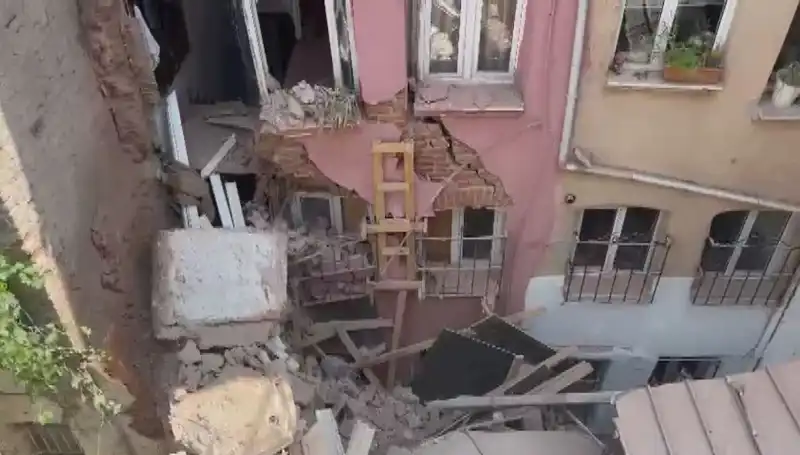 İstanbul'da Üç Katlı Bina Balkonu Çöktü: Olayın Ayrıntıları ve Yüzdeki Etkileri