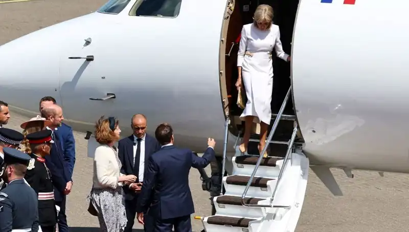 : Macron ve Brigitte İlişkisinde Gerginlik: Elini Uzattı, Eşi Gözardı Etti