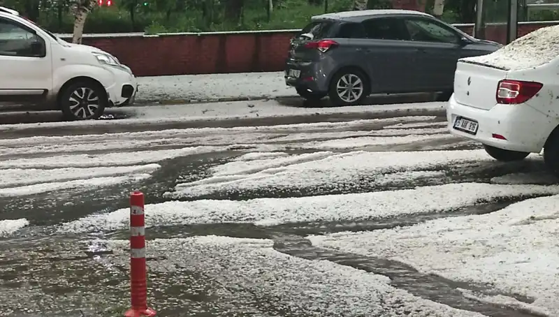 Ardahan Beyaza Büründü: Dolu Yağışı Şehrin Görünümünü Değiştirdi