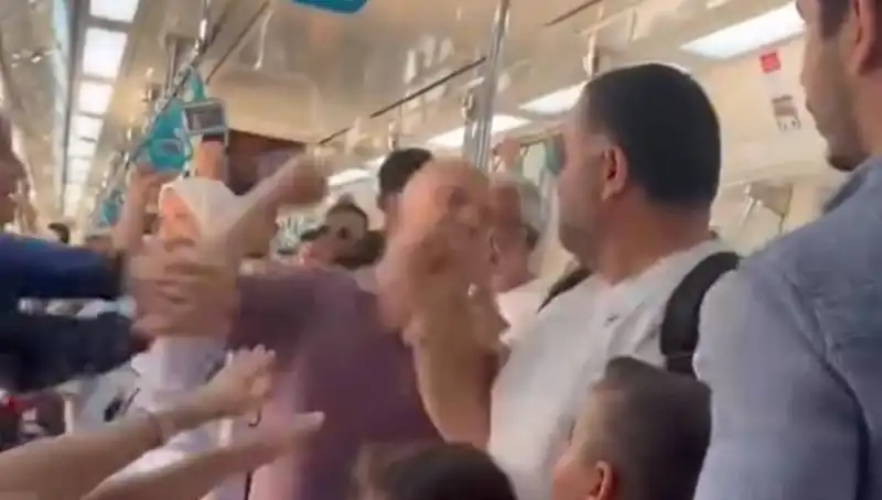 Marmaray'da Şok Eden Yumruklu Kavga: Yolcular Gözüne İnanamadı!