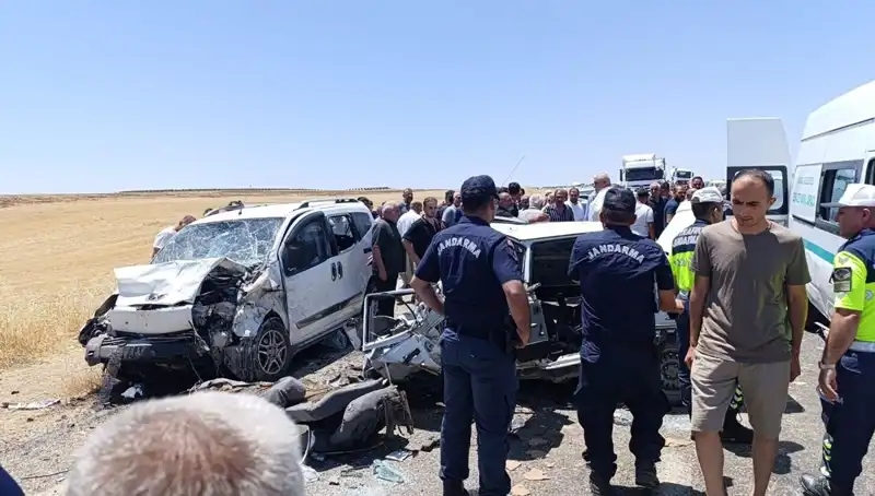 Feci Kaza! Otomobil ile Hafif Ticari Araç Çarpıştı, 4 Can Gitti