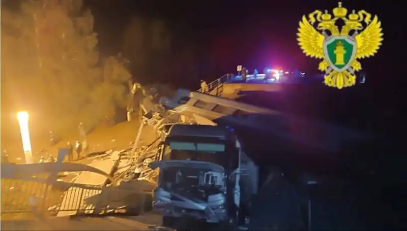 Rusya'da Şok Edici Olay: Köprü Tren Üzerine Çöktü, Can Kaybı ve Yaralılar Var