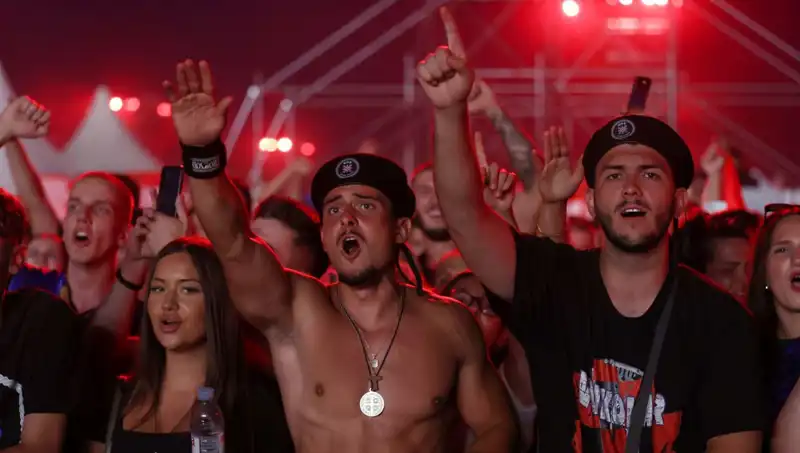 Thompson Konserinde Şok Edici Nazi Selamı Skandalı: Seyirciler Ahlaka Doymadı!